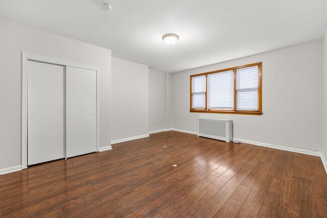 Building Photo - 37 Pearsall Ave