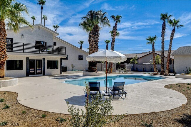 Building Photo - 2685 S Tenaya Way