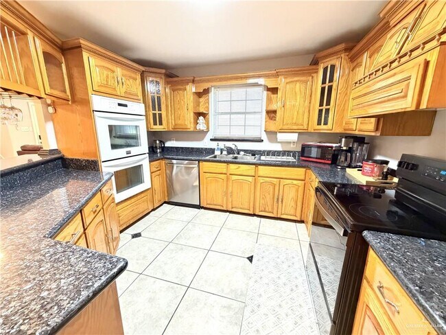 Building Photo - 404 N 16th St