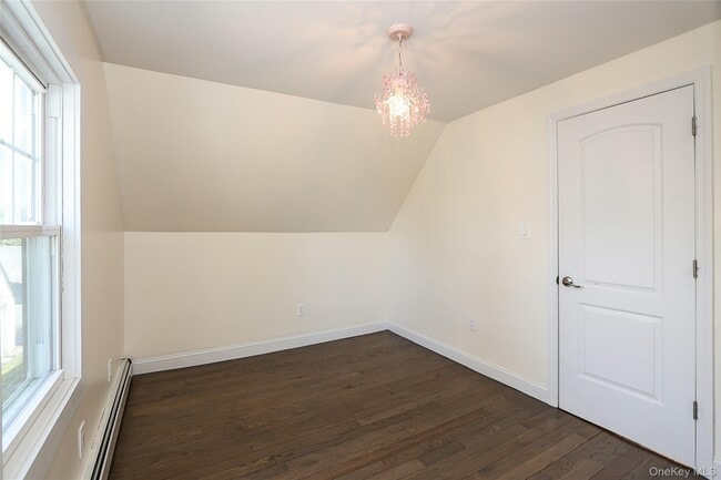 Building Photo - 987 Kings Pkwy