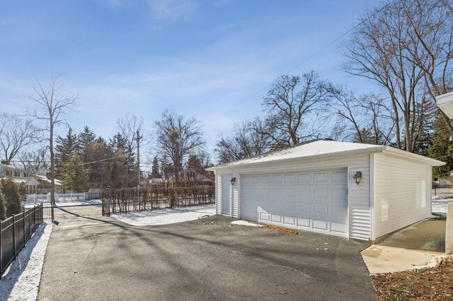 Building Photo - 713 Warrenville Rd