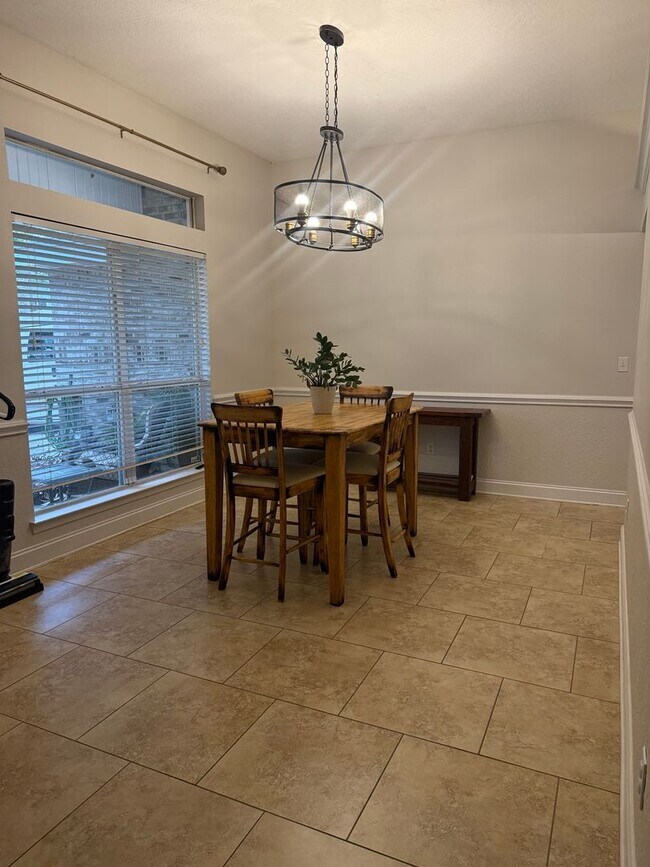 Building Photo - PRIME location Kenwood home with a great backyard!