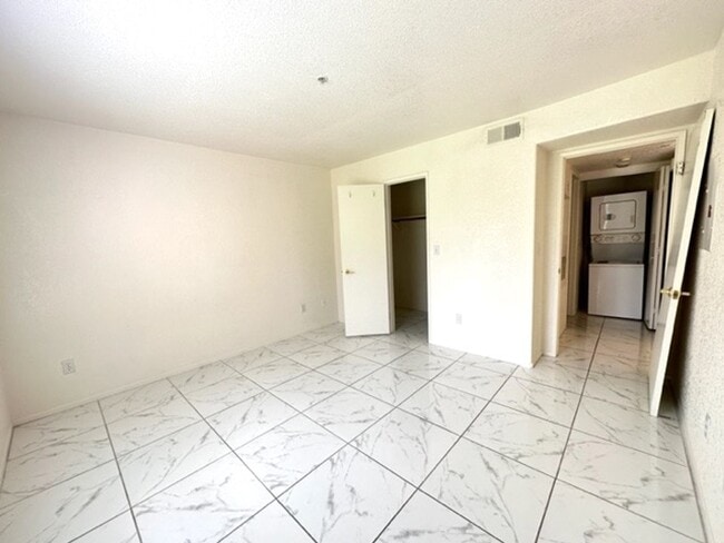 Building Photo - Southwest Las Vegas Condo. 1st Floor. 1 be...