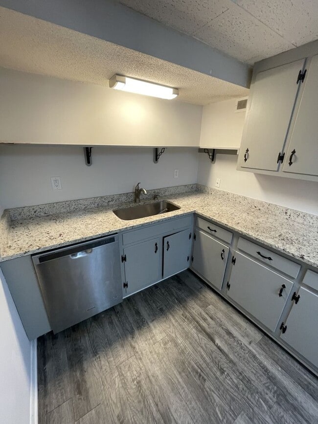 Building Photo - One bedroom one bathroom