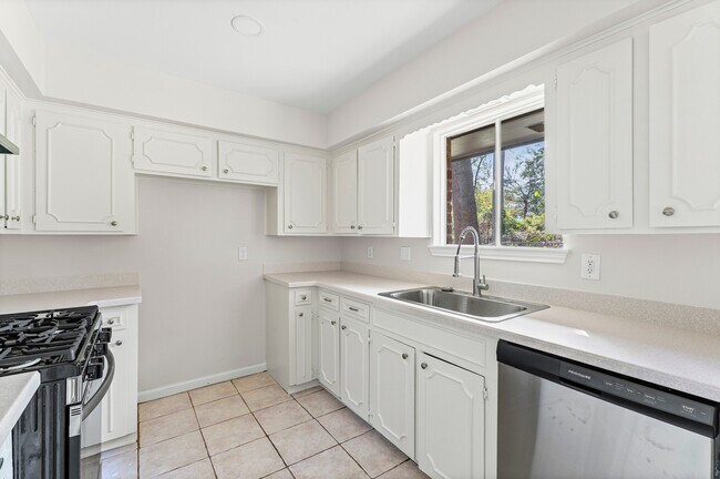 Building Photo - 3427 Dovie Dr