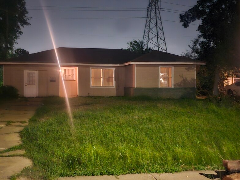 Building Photo - 3021 Sunbeam St