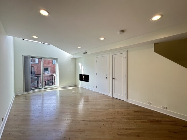 Building Photo - 949 W Grace St