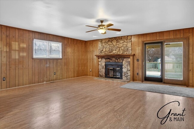 Building Photo - 3 bedroom 2 bath