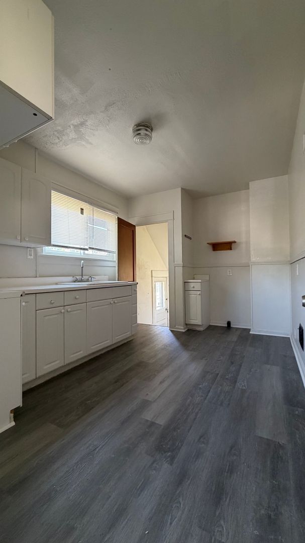 Building Photo - ***NEW ON THE MARKET....3 bed house Pets Welcome!!***