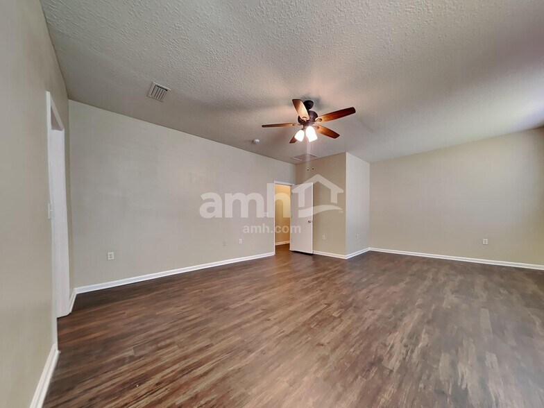 Building Photo - 11293 Justin Oaks Dr N