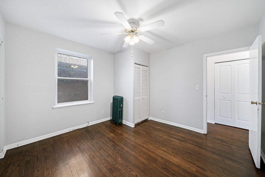 Building Photo - 724 W Buena Ave