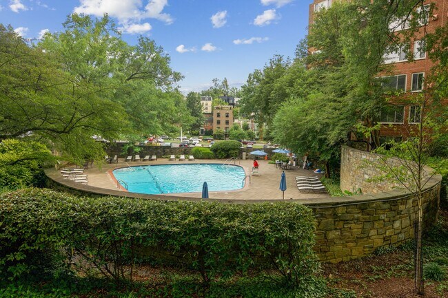 Building Photo - Walk to Georgetown! One Month Concession! Professionally Managed & Recently Renovated // 1 Bedroo...