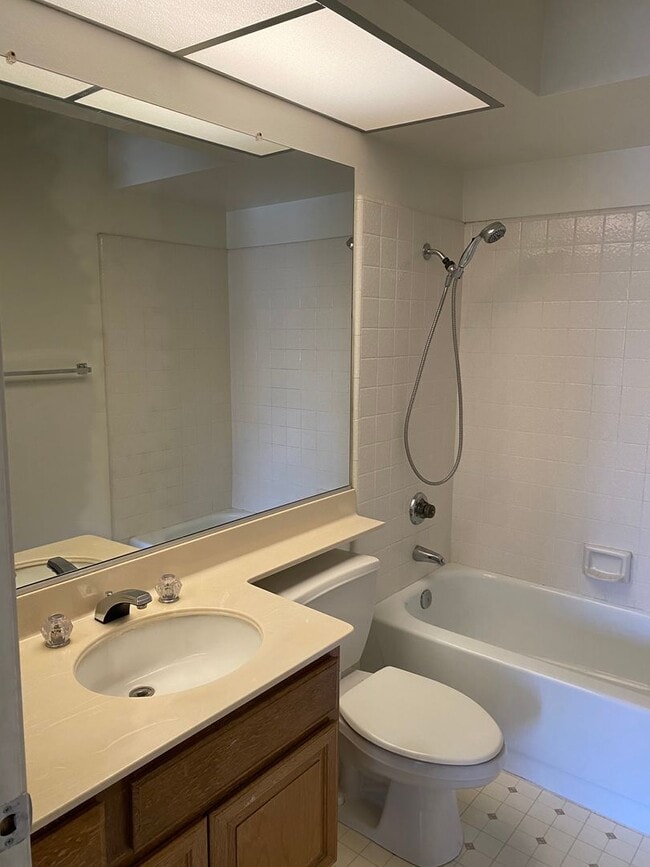 Building Photo - Single story 3 bed, 2 bath Moorpark home with yard