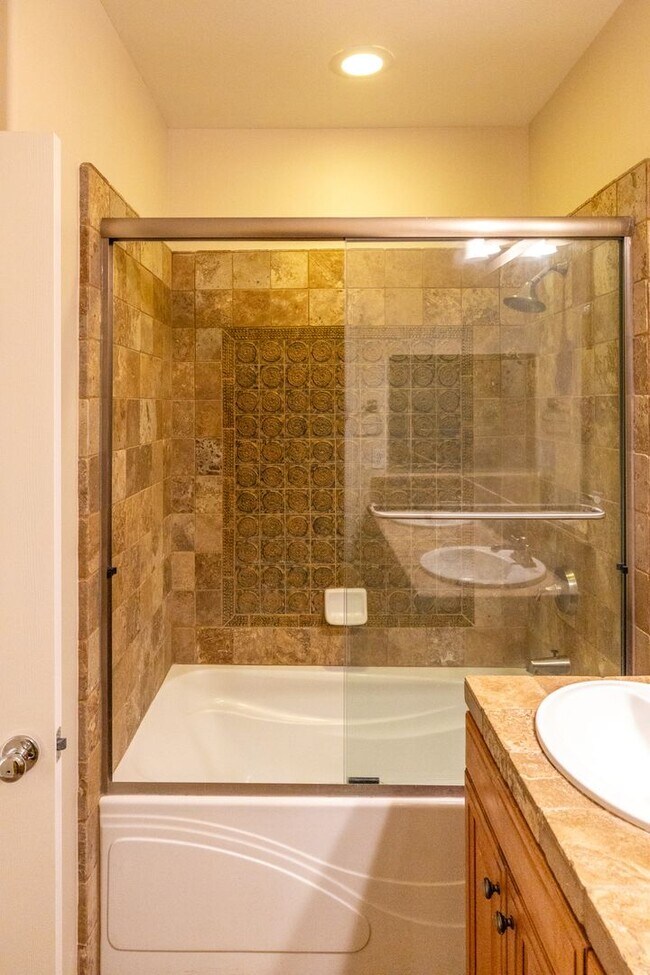 Building Photo - Beautiful 3 bedroom townhouse that is conv...