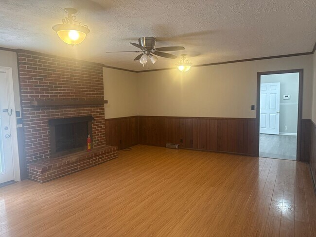 Building Photo - Large Family Home!!