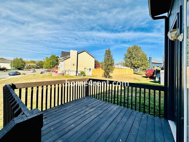 Building Photo - Wonderful Northland Home w/ Hardwood Floors and Plenty of Space!!