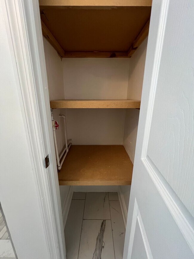 Building Photo - Beautiful renovated 1 bedroom Condo with R...