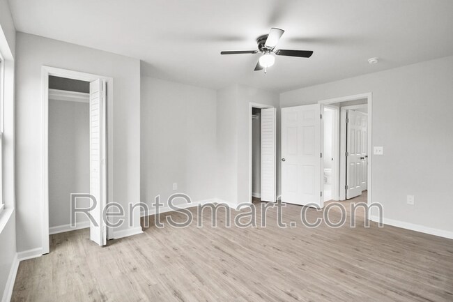Building Photo - 114 Emily St