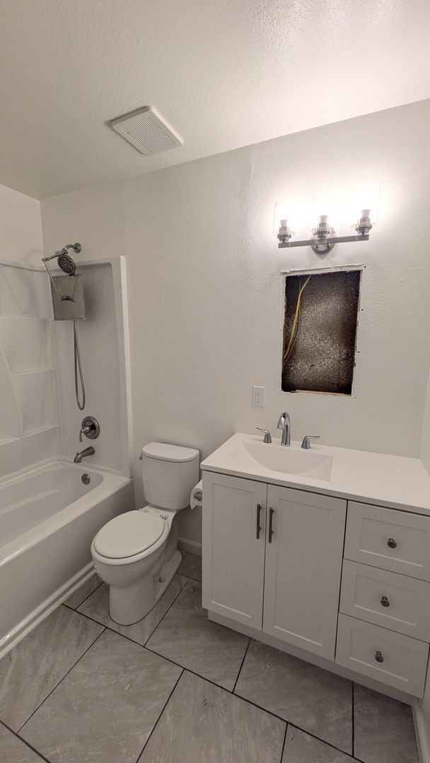 Building Photo - Move In Special!!!   Refreshed Single Level Home