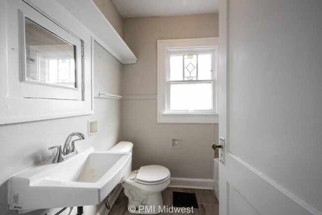 Building Photo - Charming 1-Bedroom Duplex in Indianapolis with Spacious Layout and Convenient Location