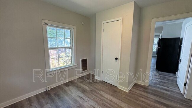 Building Photo - 423 Maple St