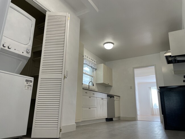 Kitchen Laundry (Brand new washer/dryer) - 632 N Griffith Park Dr