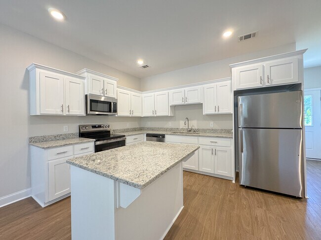 Building Photo - 102 Skye Dr