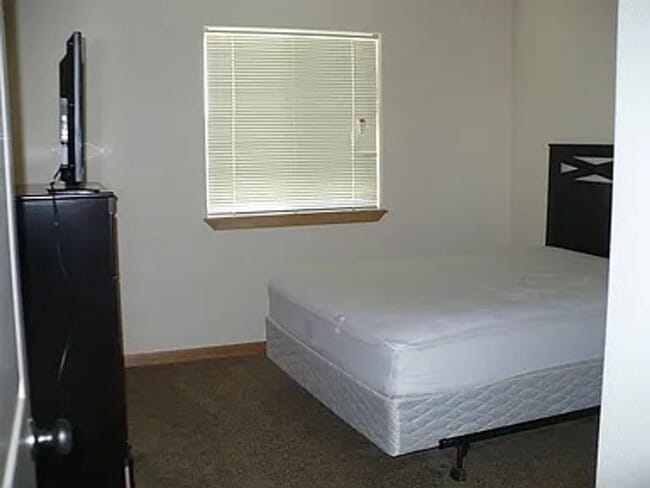 Building Photo - Beautiful 3 bed 2.5 bath Duplex