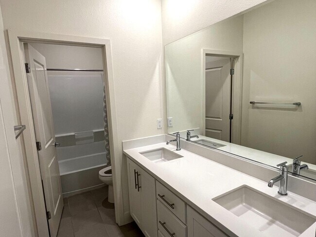 Building Photo - Move-In Special! Get 2 Weeks Free on Secon...