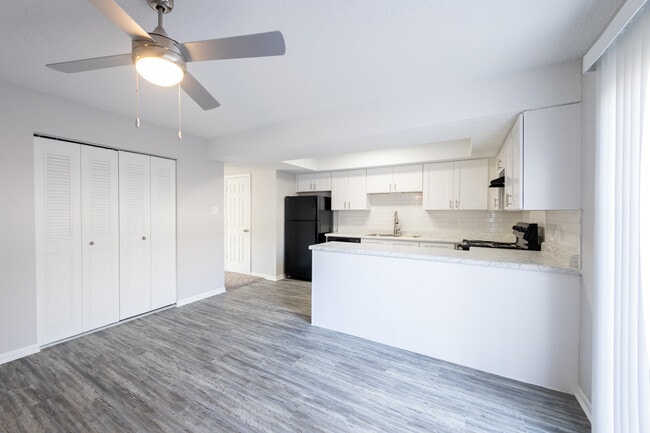 Building Photo - Country Lake Estates