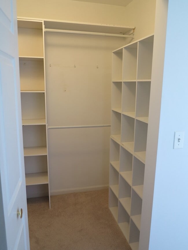 Building Photo - 1227 N Village Dr