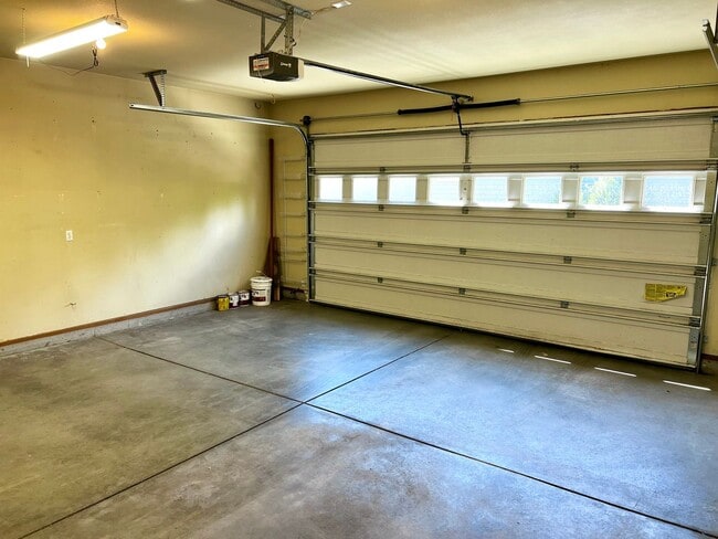 Building Photo - Century Drive Retreat Home - Minutes to Mt...