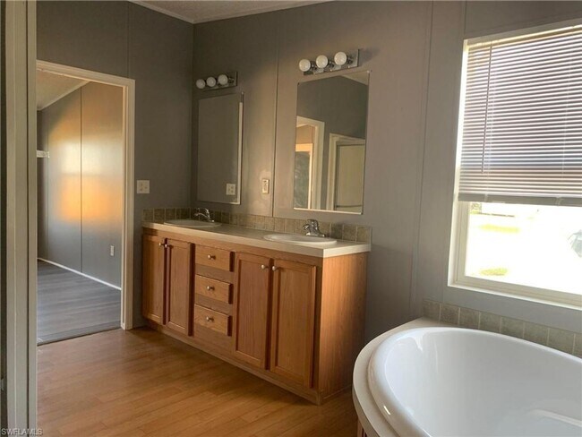 Building Photo - **FIRST MONTHS RENT FREE ** 3 Bedroom Wate...