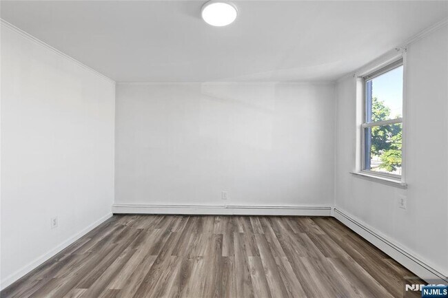 Building Photo - 676 Chestnut St