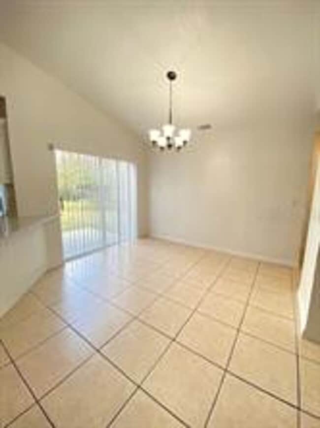 Building Photo - Large 3/2/2 Deltona
