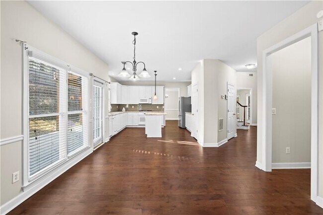 Building Photo - 3010 Lakeside Ct