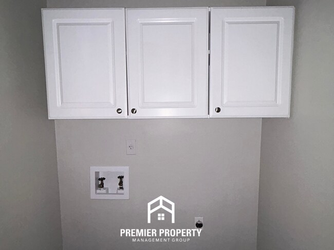 Building Photo - Spacious 3BR Memphis Home | Vaulted Ceilings, Fireplace, 2-Car Garage & Fenced Yard