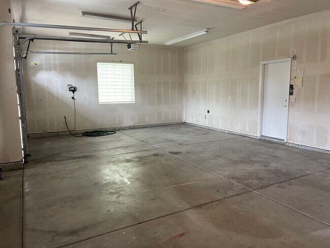 Building Photo - Immaculate 4br Pet Friendly Home in Morada