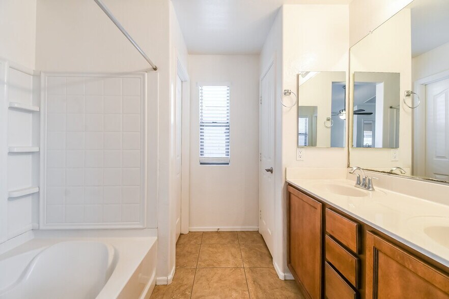 Building Photo - 1674 W Corriente Dr