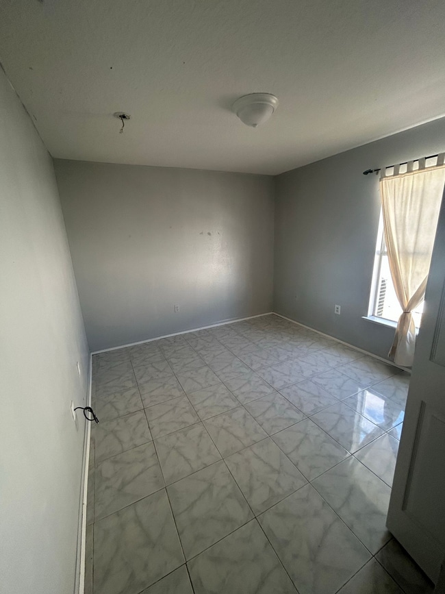 Building Photo - South Lakeland Rental!