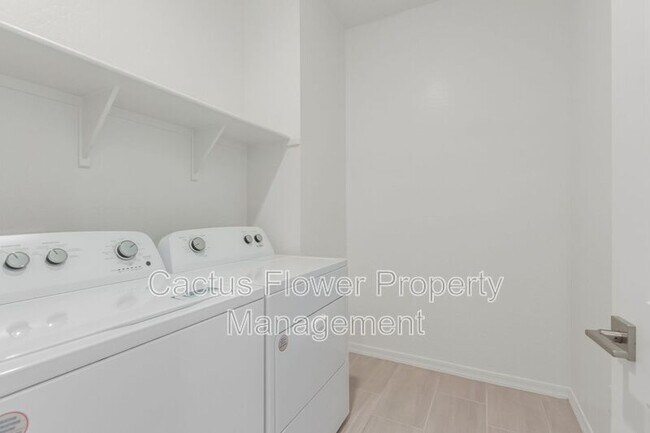 Building Photo - 9416 E Spiral Ave