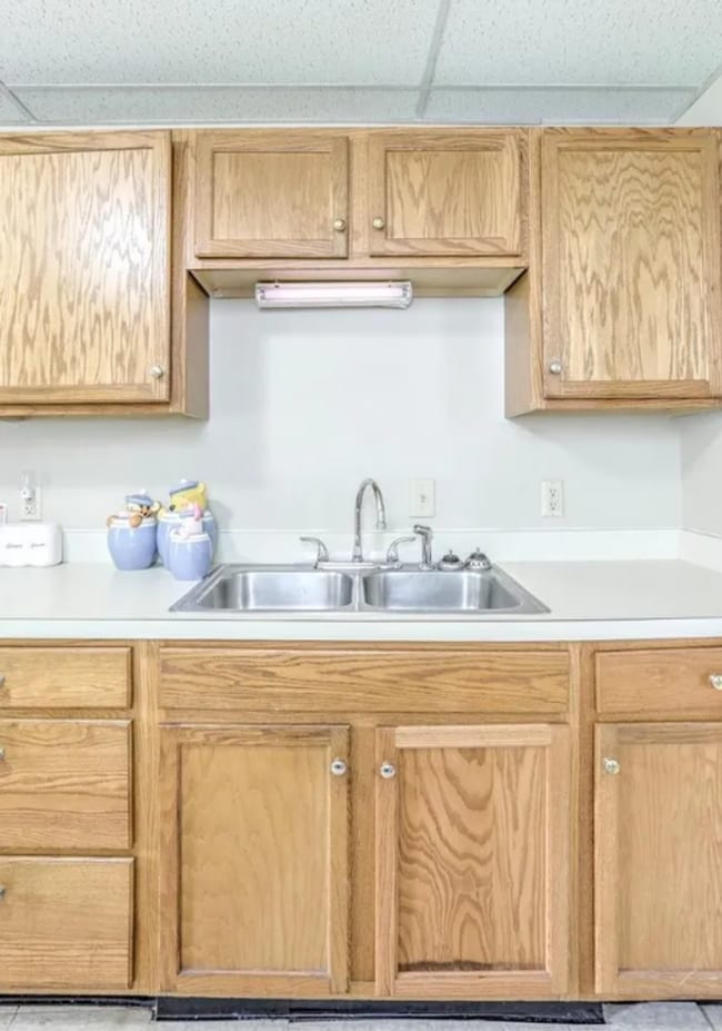 Building Photo - Charming 3 Bedroom with Open Living Area & Shared Porch!