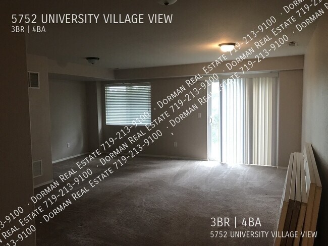 Building Photo - Townhome with garage