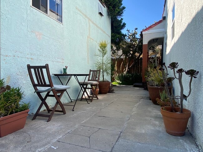 Building Photo - 1128 Mariposa Ave