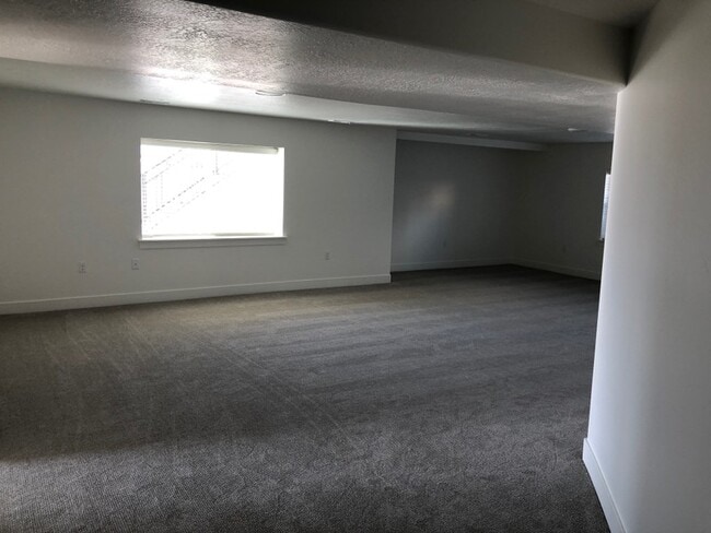 Building Photo - 493 N Woodland Rd