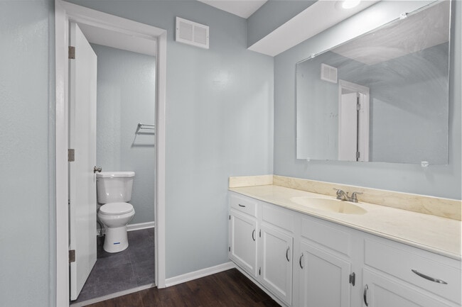 Building Photo - 642 NW Valleybrook Rd