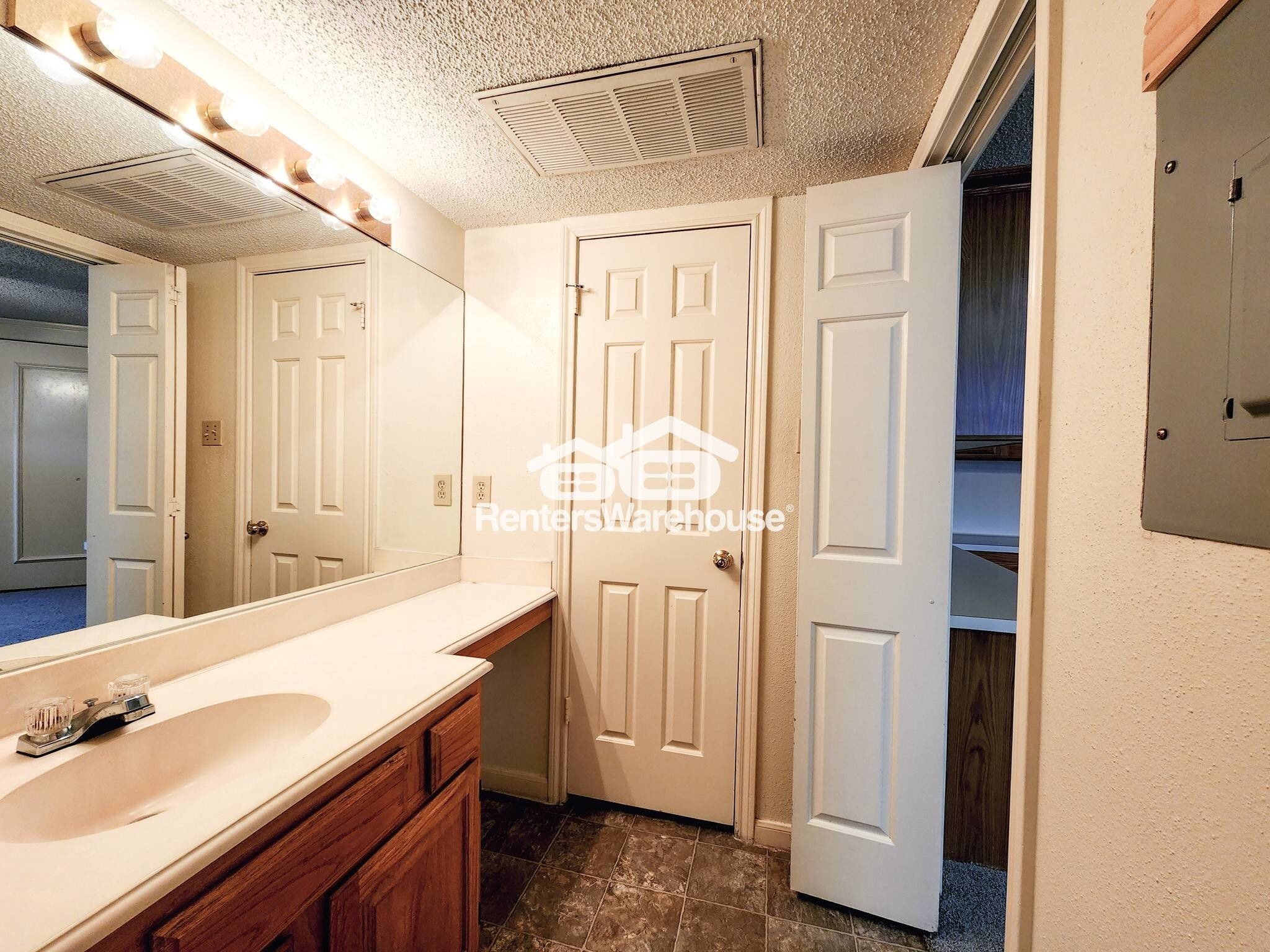 Building Photo - 1311 Antoine Dr