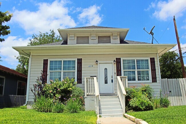 Building Photo - 2219 N Flores St