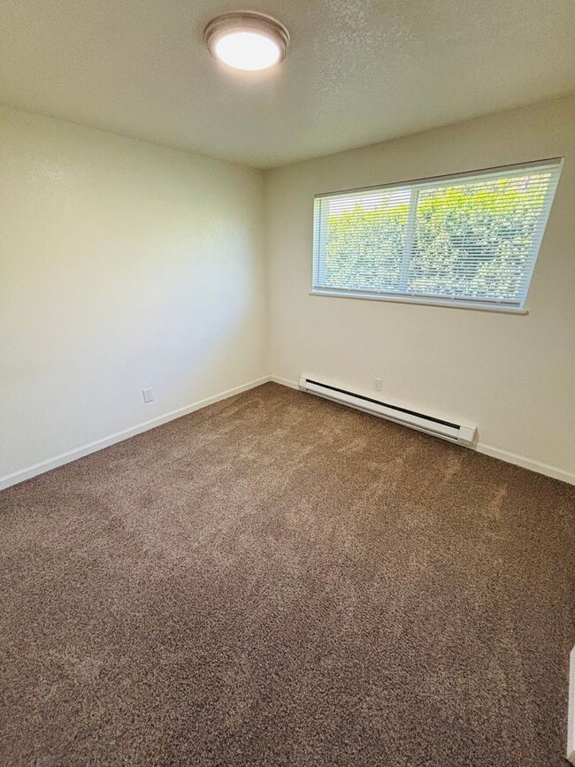 Building Photo - Cute 2 bedroom west Roseburg duplex with carport