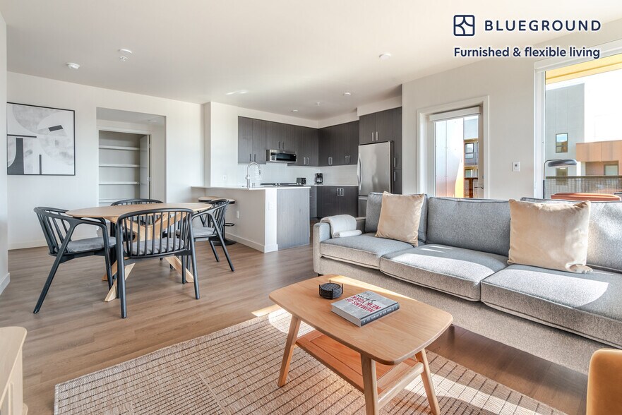 Building Photo - 2333 Calle Del Mundo